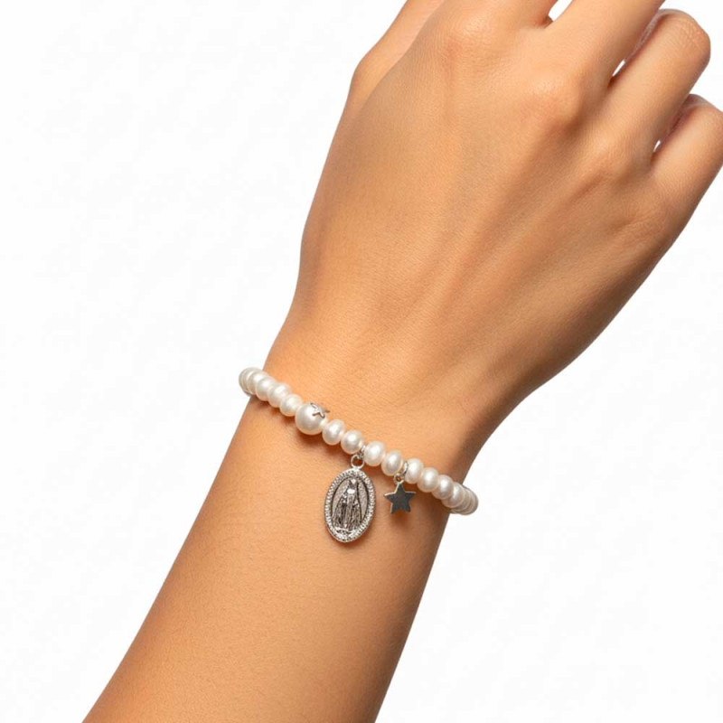 pulsera de perlas con medalla de la virgen