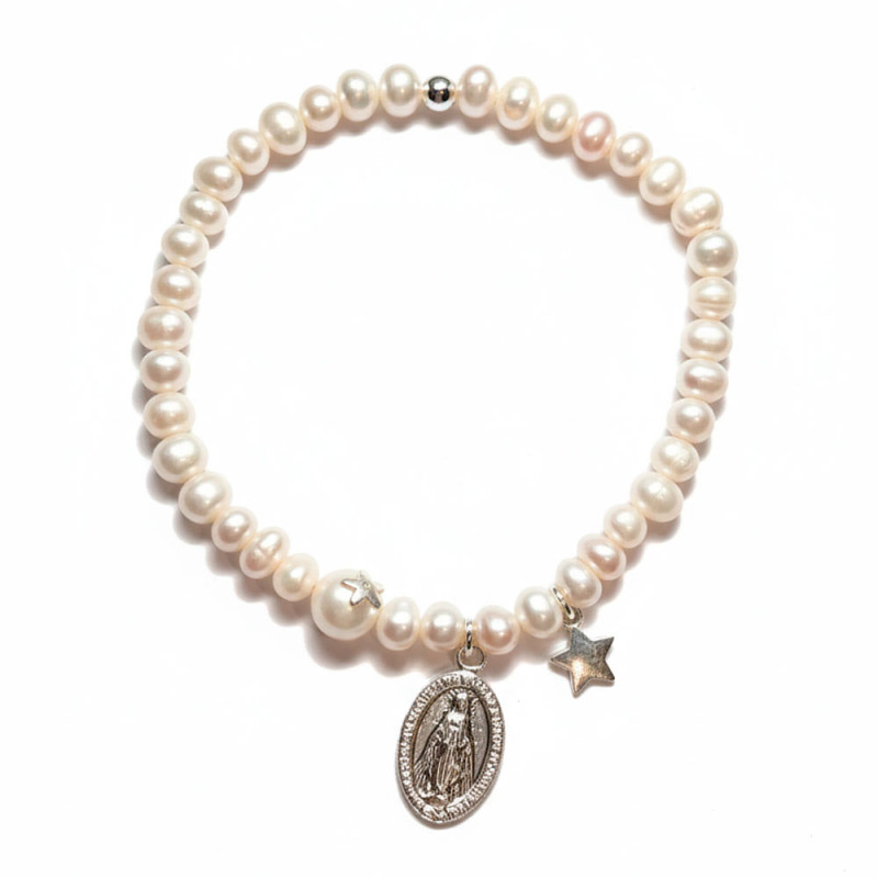 pulsera de perlas con medalla y charm estrella