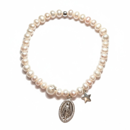 pulsera de perlas con medalla y charm estrella