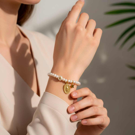 pulsera de perlas con medalla de la virgen