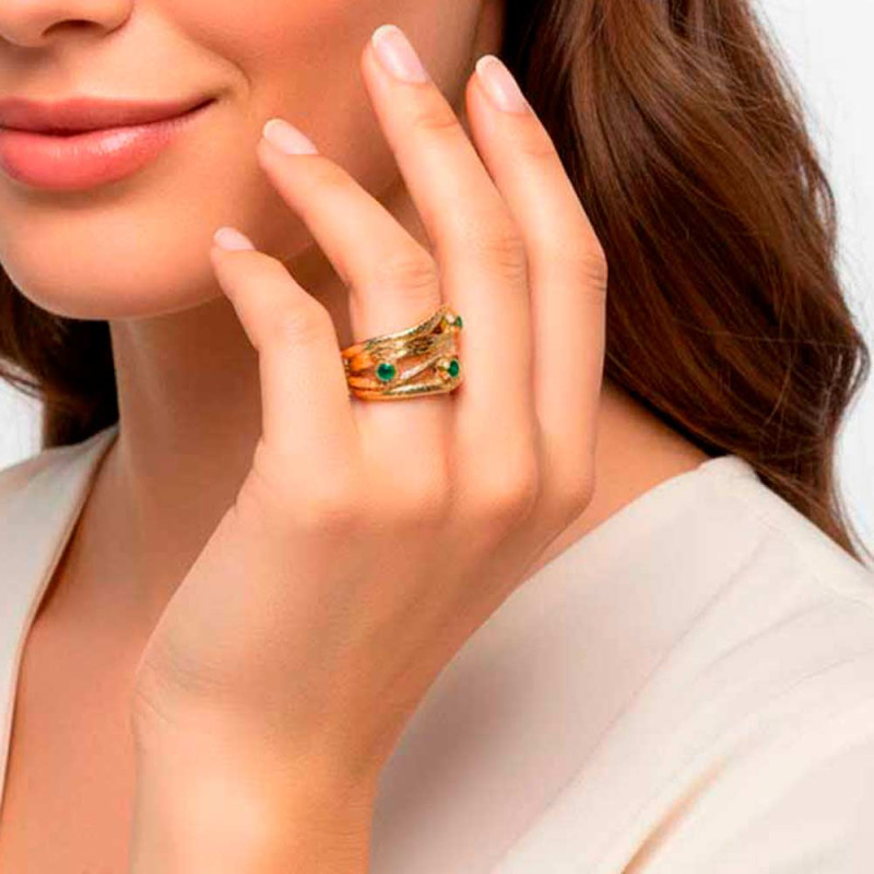 anillo dorado irregular con circonitas verdes