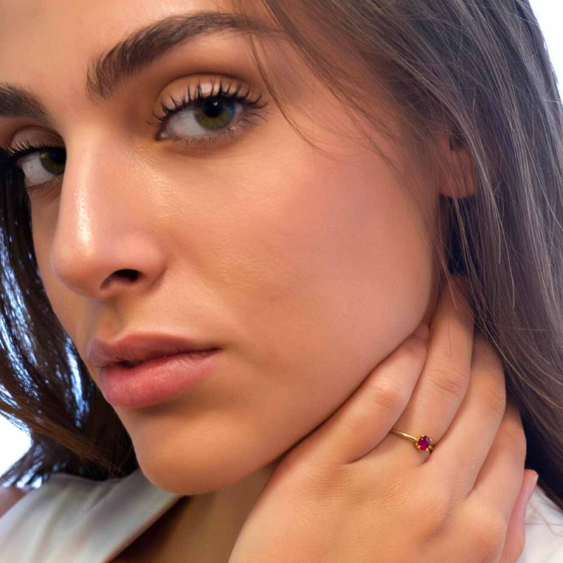 anillo dorado con rubi