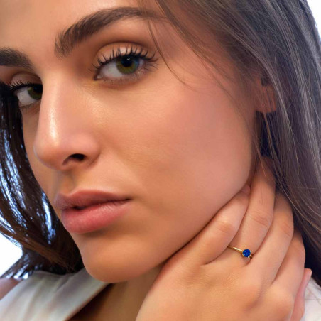 anillo dorado con zafiro