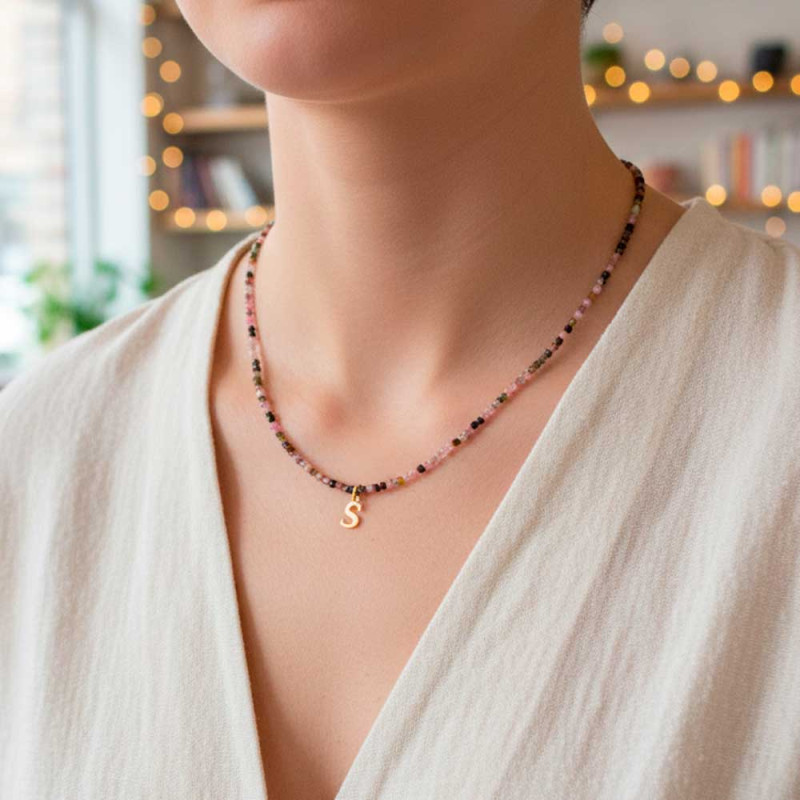 collar con inicial dorada con bolitas