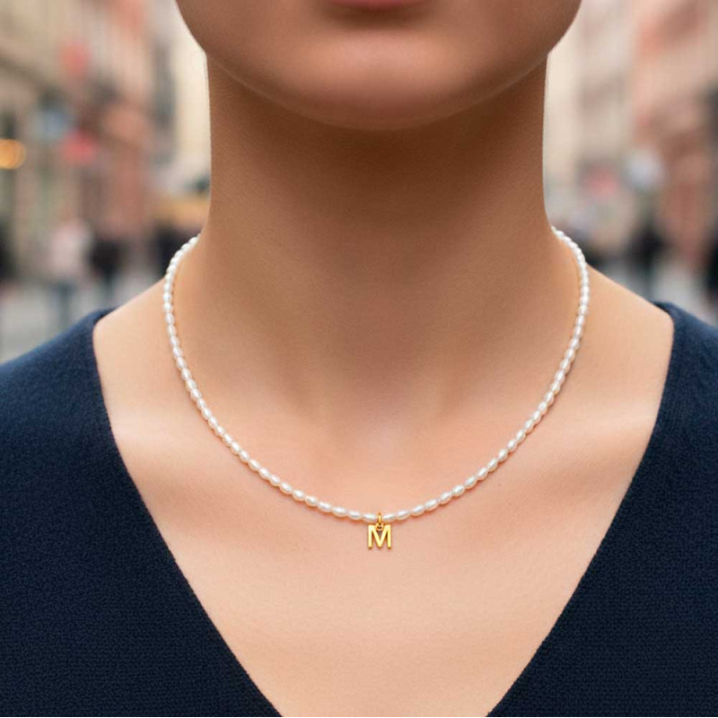 Mujer con collar perla inicial