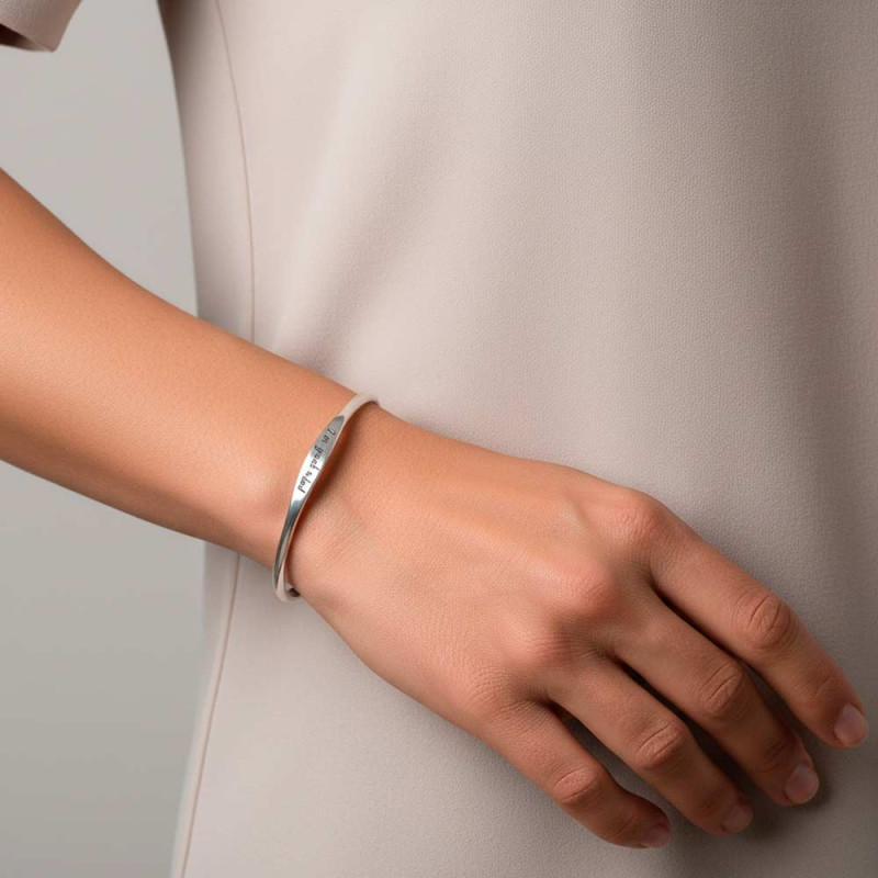 Personalized bracelet with phrase