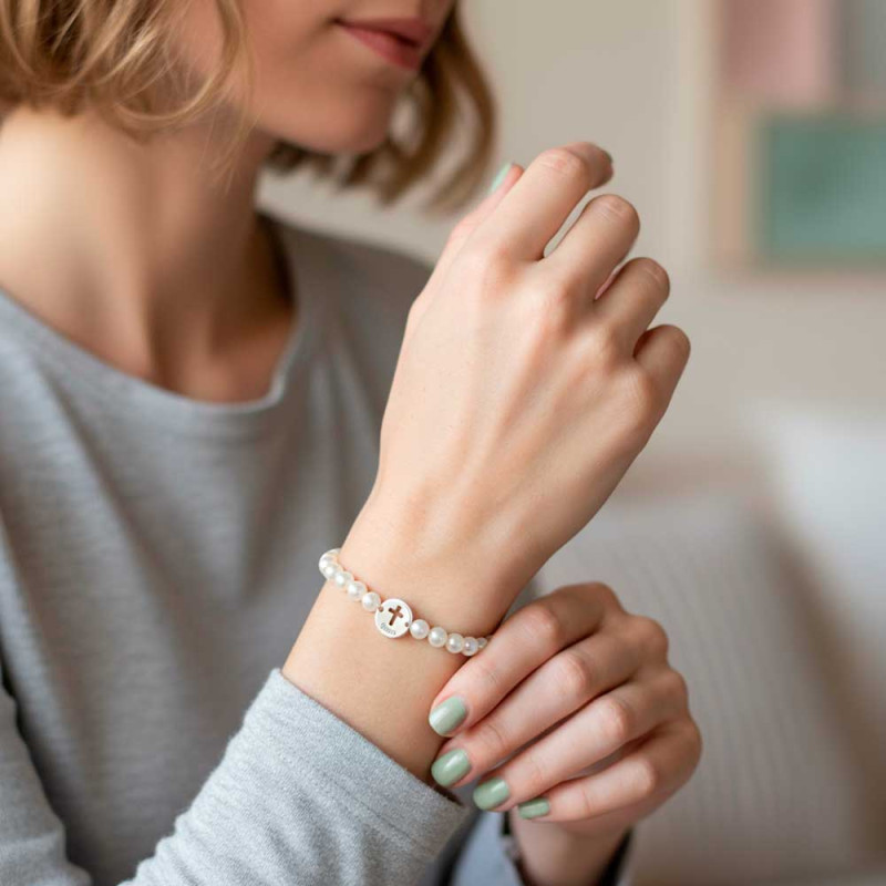pulsera perlas con cruz y grabado