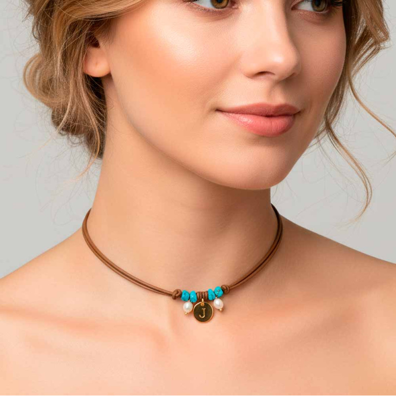 Leather necklace with gold pendant and pearls