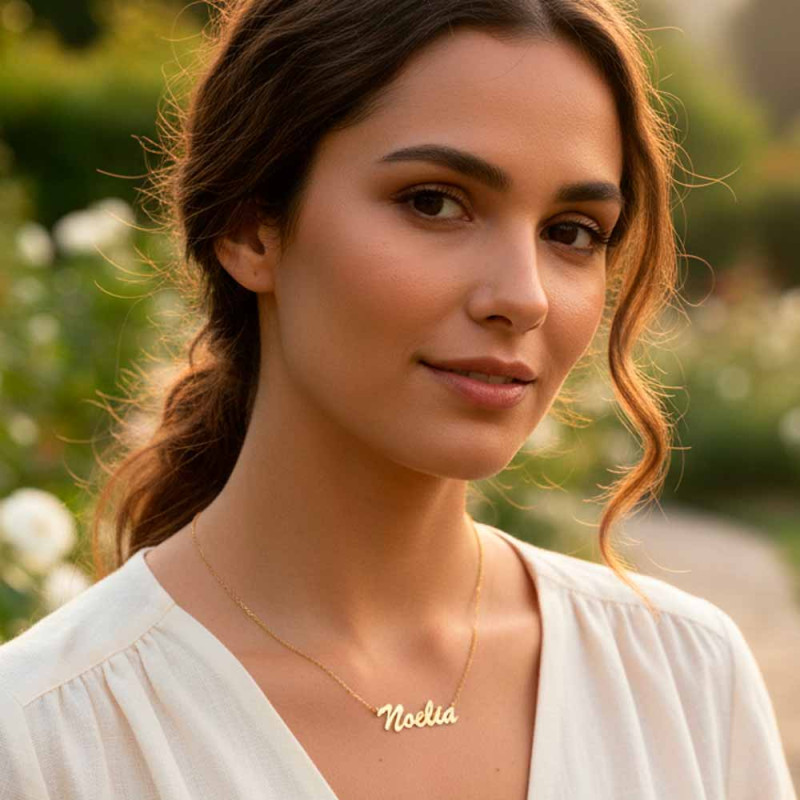 Gold necklace with the name Noelia