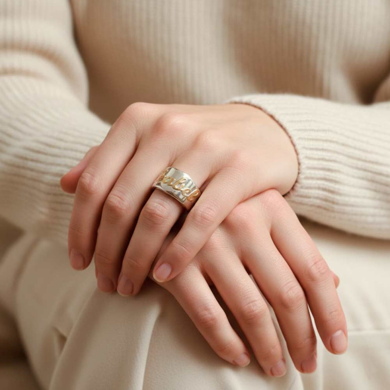 Anillo personalizado con nombre en plata y oro