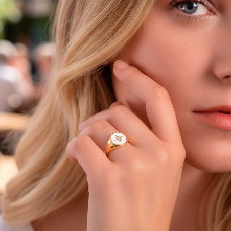 anillo dorado sello con una estrella polar
