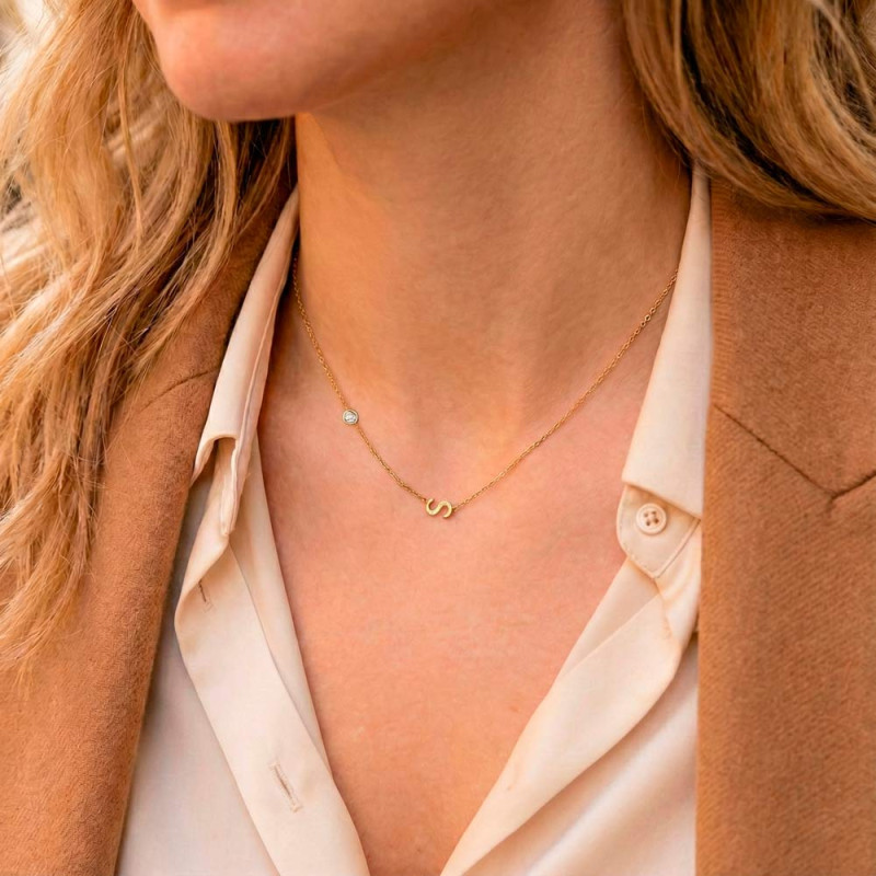 Collar de oro para mujer con inicial personalizada