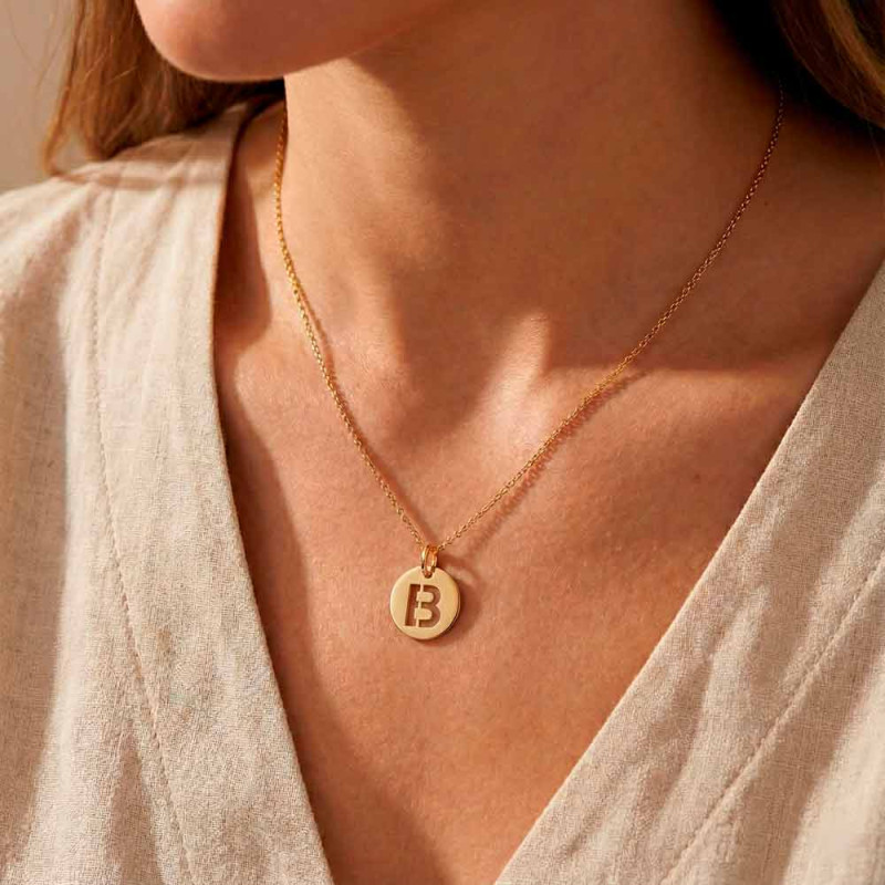 Medalla con letra B en oro y cadena