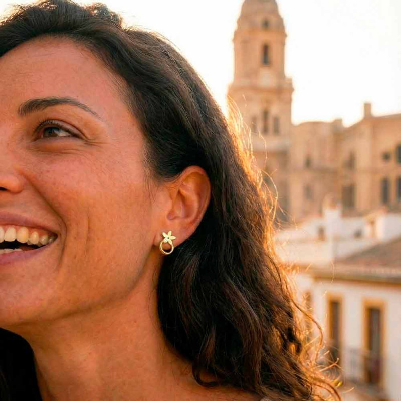 Pendientes aros dorados con jazmín