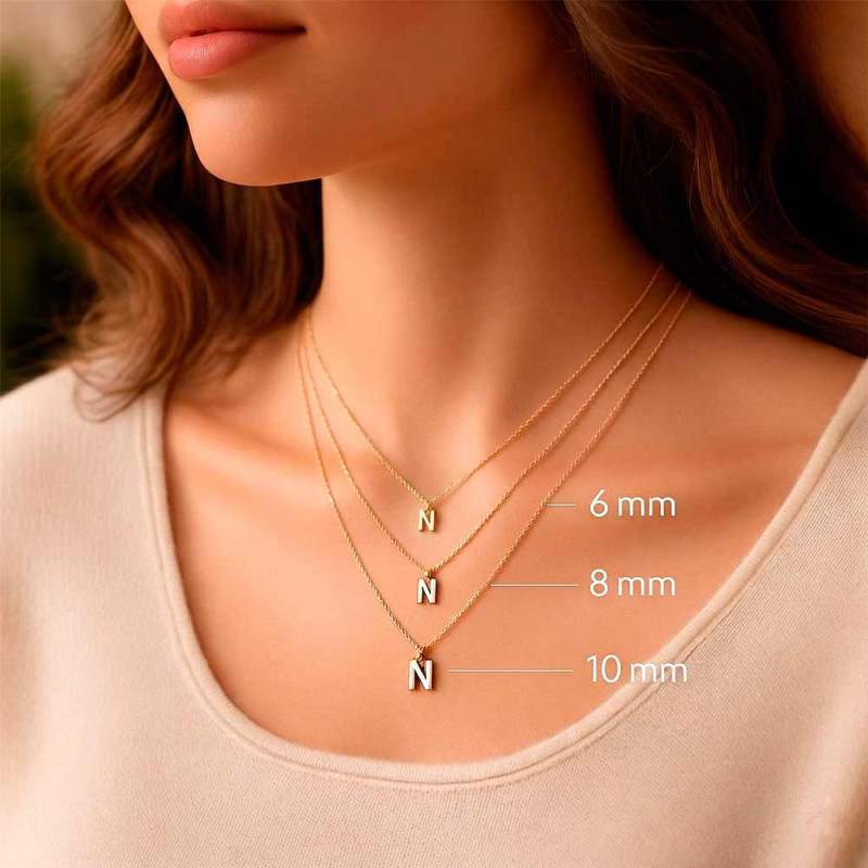 Collares con iniciales en oro en diferente tamaño