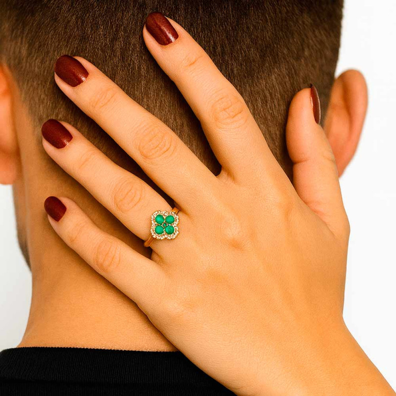 Gold ring with emerald and diamonds in a clover shape