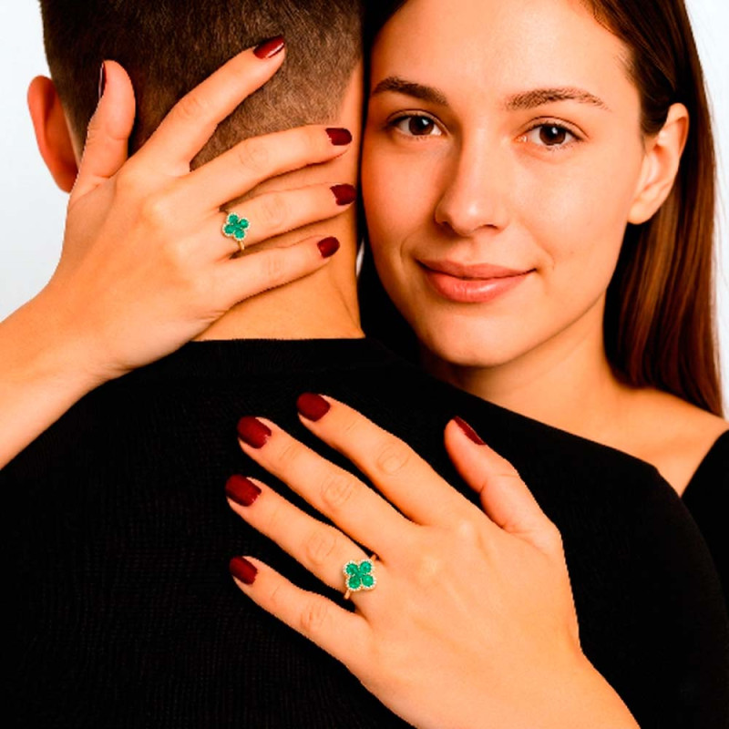 Anillo pareja con esmeralda y diamantes en oro amarillo