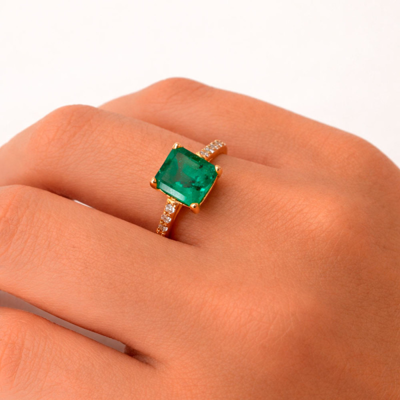 High-quality gold ring with emerald and diamonds