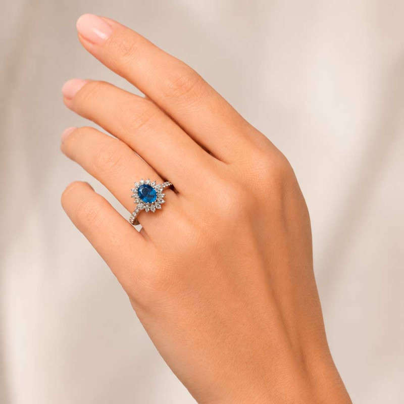 Anillo de pedida con diamantes y zafiro