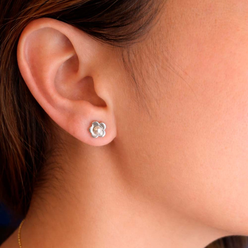 Pearl stud earrings with jasmine-shaped flowers in sterling silver