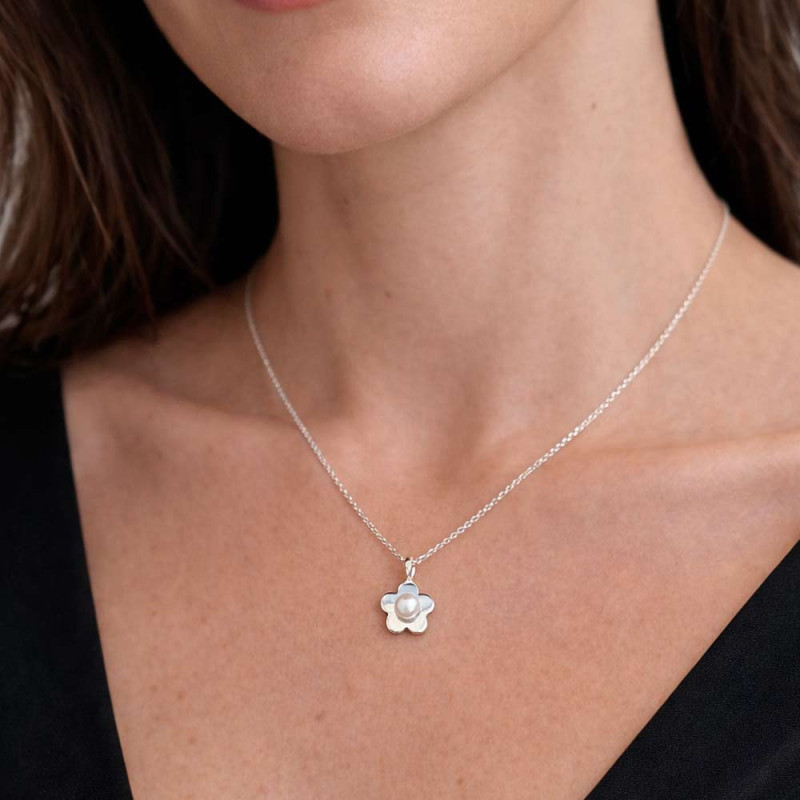 Silver necklace in the shape of a jasmine flower with a pearl