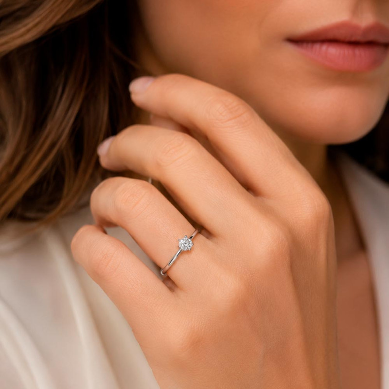 Engagement solitaire with a diamond set with four prongs.