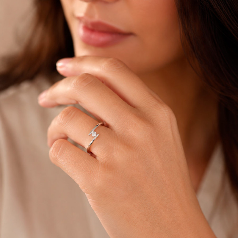 Women's engagement ring in white gold