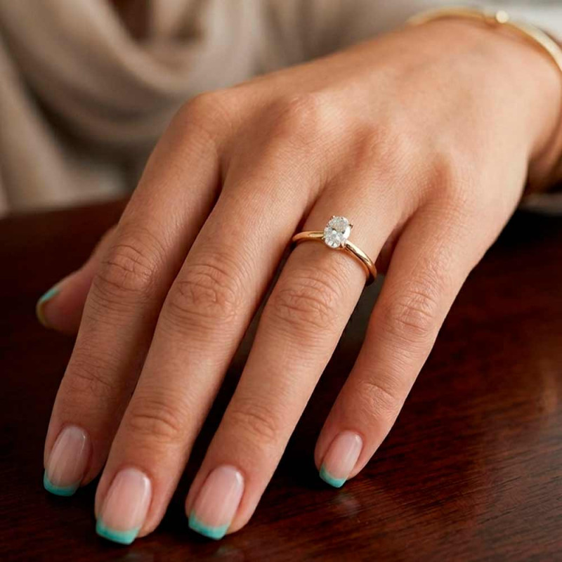 Anillo solitario pedida diamante en forma oval en oro amarillo