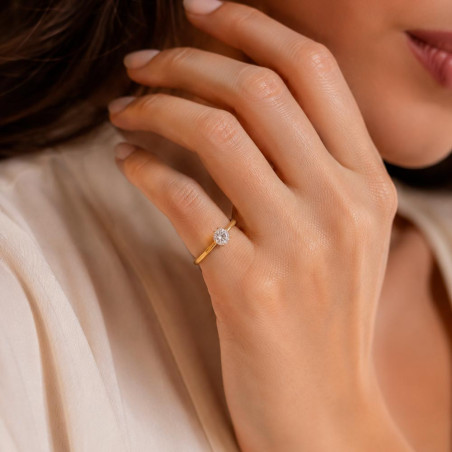 Anillo de pedida en oro montado con circonita de 5mm y 6 garras