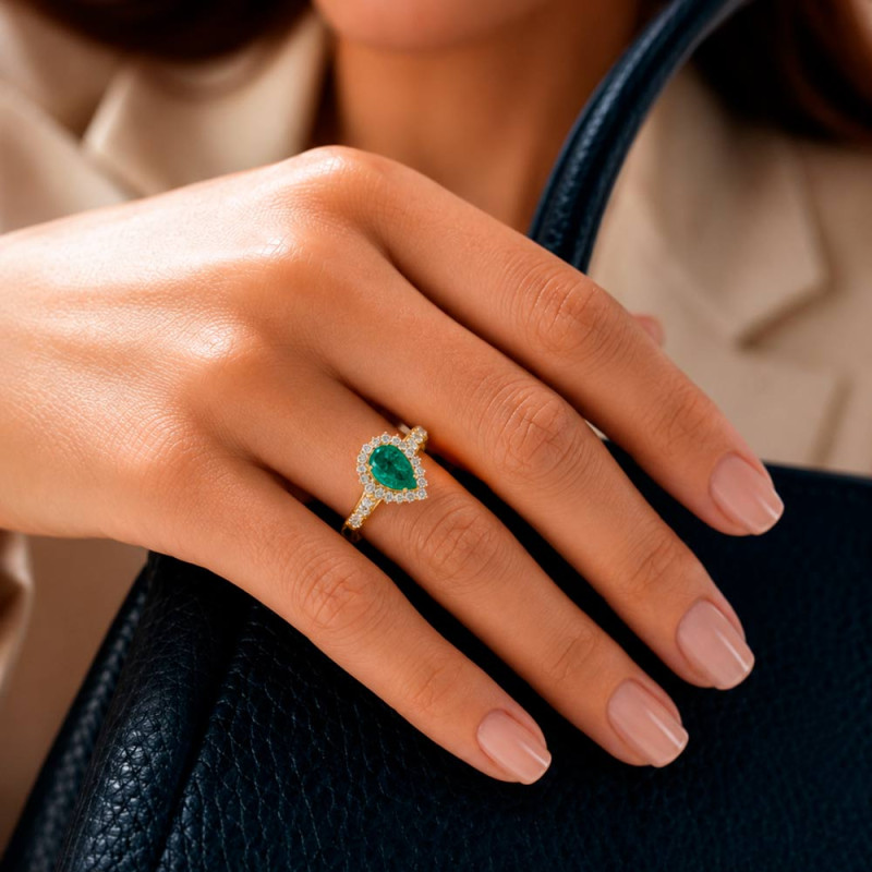 Anillo esmeralda para mujer con diamantes