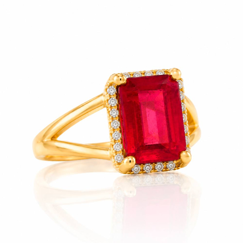 Anillo rubí y diamantes en oro amarillo