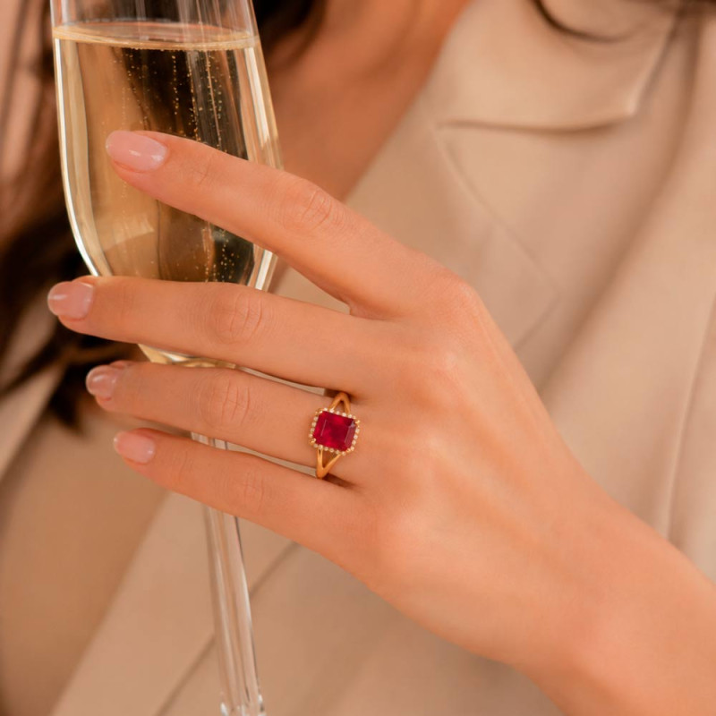 Party ring with rectangular ruby ​​in yellow gold