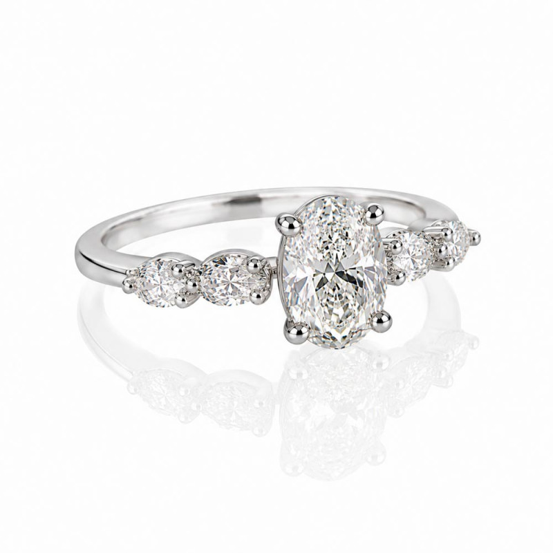 Wedding ring in white gold with oval diamonds