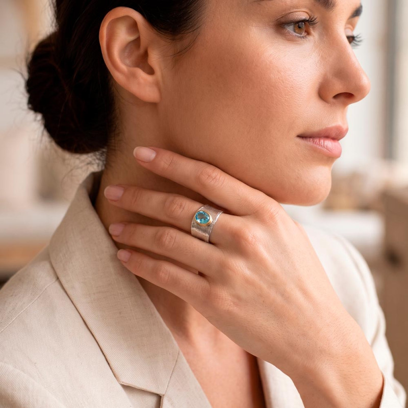 anillo de plata y oro con piedra semipreciosa