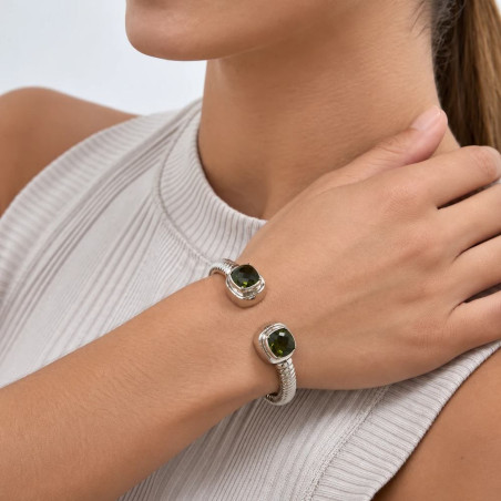 Pulsera tórculo de plata con piedras peridoto dark puesta en la muñeca