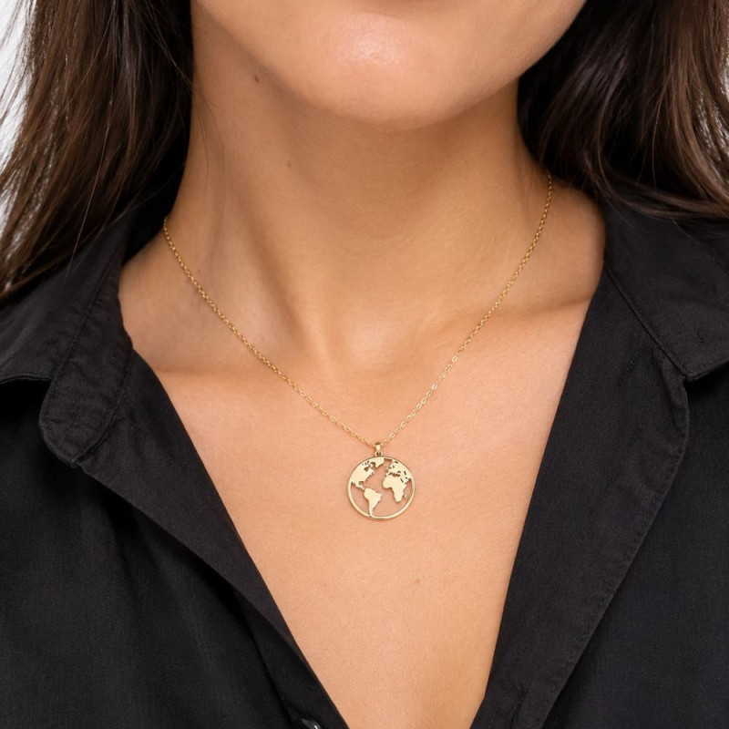 Gargantilla Mundo de oro puesta en el cuello