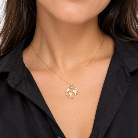 Gargantilla Mundo de oro puesta en el cuello