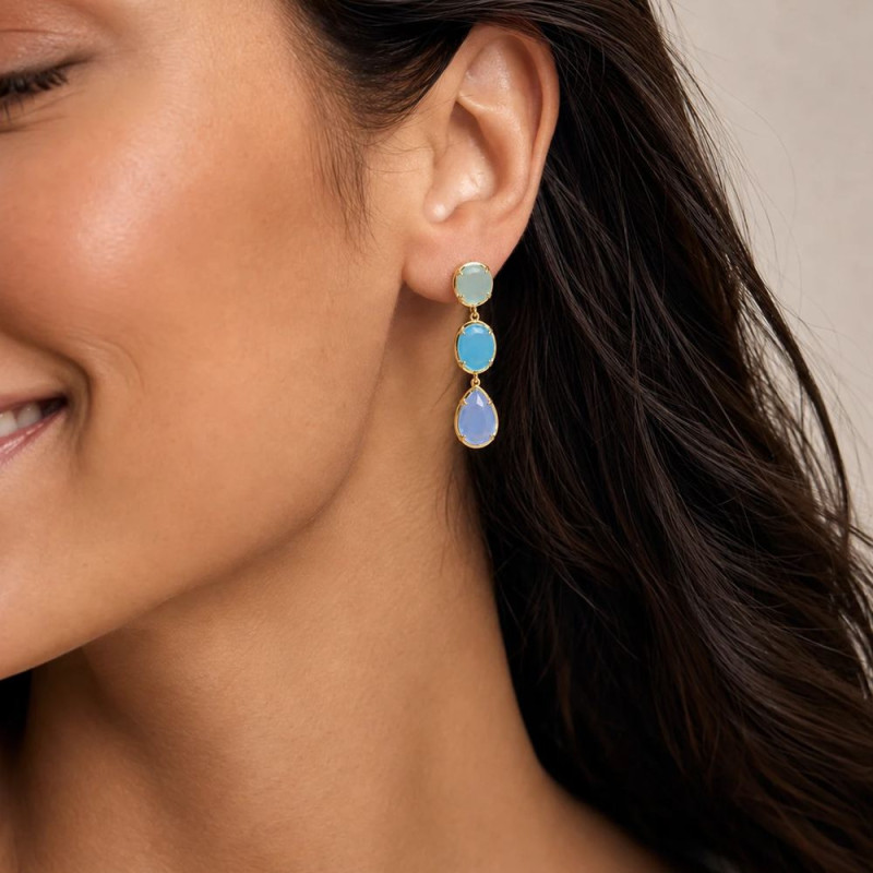 Brisa Azul gold earrings worn on the ear