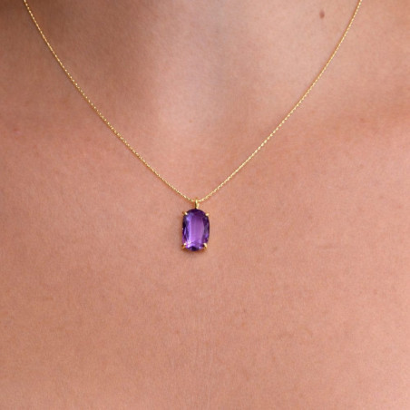 Gargantilla con piedra amatista puesta en el cuello