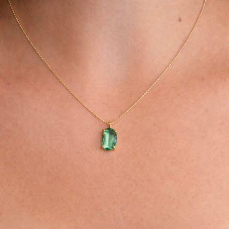 Gargantilla con piedra verde esmeralda puesta en el cuello