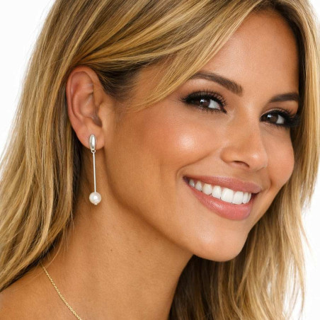 Trazo pearl earrings worn on the ear