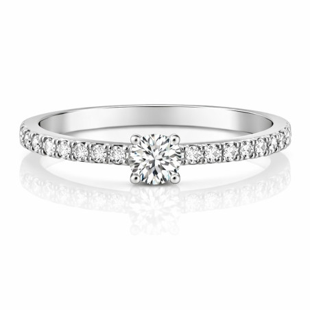White gold ring with centre diamond and side diamonds
