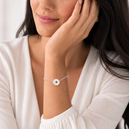 Pulsera personalizada con corazón puesta en la muñeca