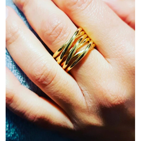 anillo dorado entrelazado