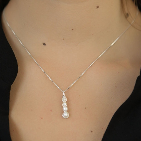 collar de plata con perlas
