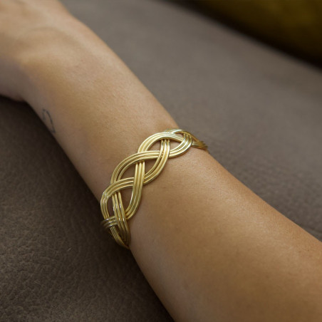 Braided bracelet in gold.