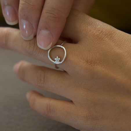 Anillos de plata, jazmín y círculo.