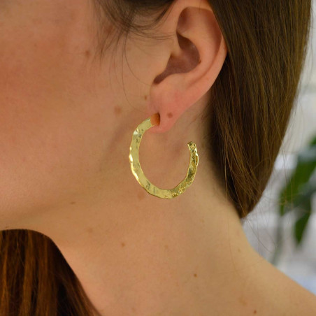 Wide hammered gold-plated earrings – Silver earrings – vista 2