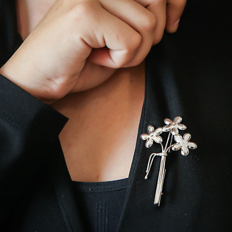 Broche biznaga con tres jazmines de plata
