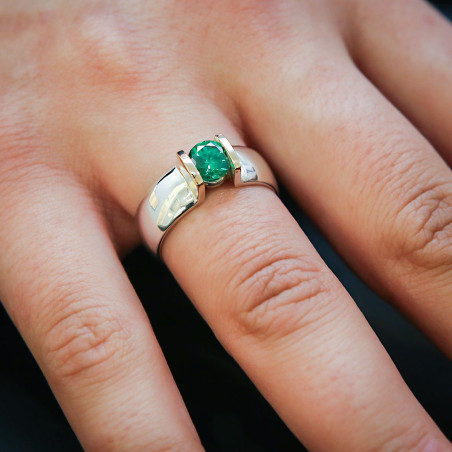 Anillo con oro y plata, piedra esmeralda